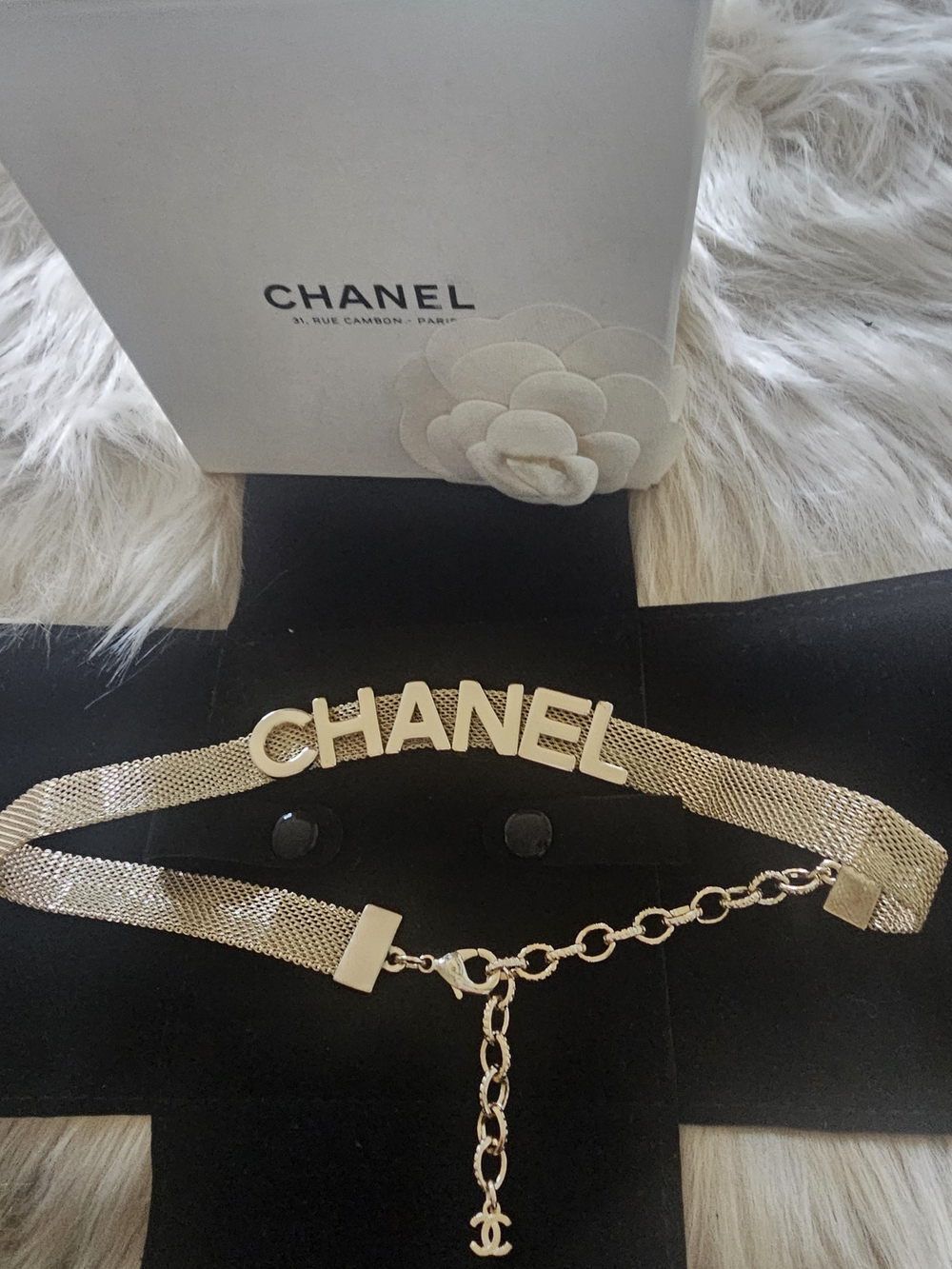 NWT - "AUTHENTICATED CHANEL" GLARING GOLD MESH SIGNATURE CHOKER NECKLACE.